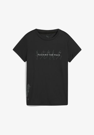 Czarna koszulka sportowa z lekkiego materiału. Na przedniej części znajduje się napis "PUSHING THE PACE" oraz graficzny nadruk postaci biegaczy.