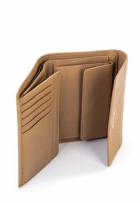 Portafoglio in pelle tan con più fessure per carte, texture liscia e scomparto per banconote. Presenta cuciture pulite e un design minimalista.