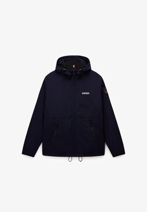 Granatowa kurtka z kapturem, z zamkiem błyskawicznym z przodu, dwoma zapinanymi na zamek kieszeniami bocznymi, regulowanymi sznurkami kaptura i oznakowanymi naszywkami na piersi i rękawie.