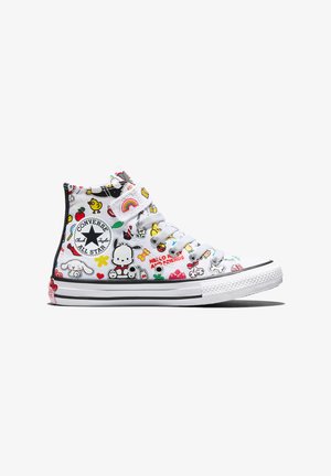 Witte hoge Converse sneaker met kleurrijke cartoonfiguren, regenbogen en de tekst "Hello and Friends" die overal op de stof gedrukt is.