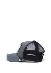 Cappello grigio con un pannello frontale solido e retro in rete nera. Presenta una visiera curva e un'etichetta con il logo sul lato, progettato per comfort e traspirabilità.