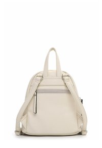 Witte leren rugzak met twee schouderbanden, handgreep bovenaan en een voorzak met rits. Heeft een gestructureerd oppervlak en een minimalistisch ontwerp.