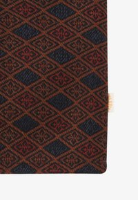 Gemusterter Stoffbeutel mit einem Diamantdesign in Dunkelblau, Rot und Braun. Verfügt über eine strukturierte Oberfläche und ein kleines, angebrachtes Etikett.