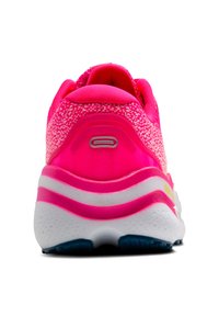 Scarpa da ginnastica di colore rosa brillante con tomaia in maglia testurizzata, colletto imbottito e suola bianca con dettagli rosa e gialli.