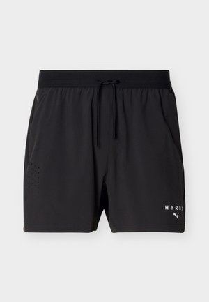 Črne atletke kratke hlače z vrvico za zategovanje v pasu, žepom z zadrgo na strani, prezračevalnimi luknjami blizu bokov ter logotipoma "HYROX" in Puma na sprednjem desnem stegnu.