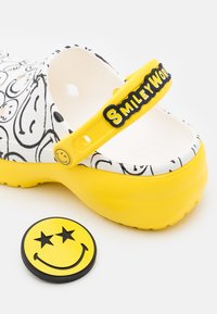 Crocs Pantofle - yellow