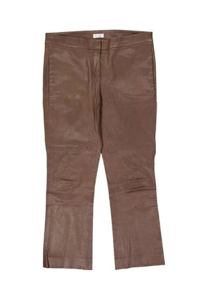 Pantalon en cuir marron, coupe droite avec poches avant, présenté à plat avec des détails de coutures visibles.