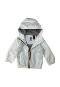 Giacca leggera bianca con cappuccio, dotata di interno grigio, chiusura con zip e dettagli a strisce multicolori vicino alla zip.