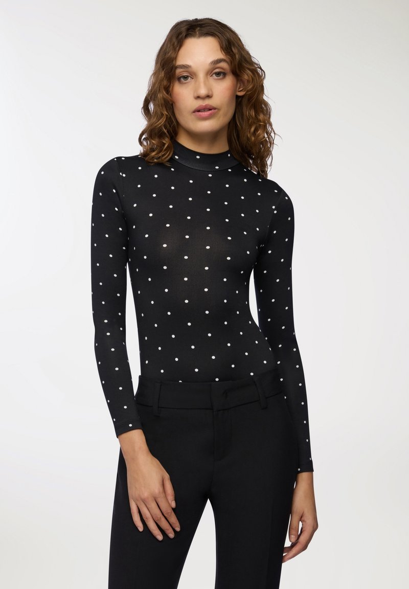 Czarny body z długim rękawem i wysokim kołnierzem, ozdobione białymi kropkami. Gładki, elastyczny materiał z dopasowanym krojem.