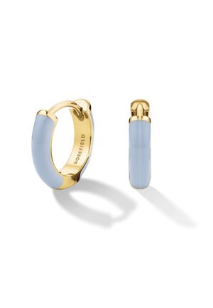 Goldene Creolen Ohrringe mit einem hellblauen Keramikakzent, der eine glatte Textur und eine runde Form aufweist. Mit einer polierten Oberfläche und Branding auf der Innenseite.