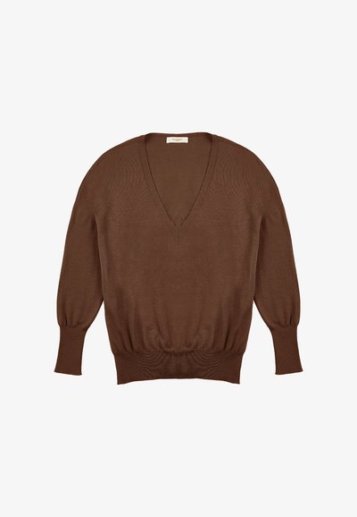 Brauner, leichter Strickpullover mit tiefem V-Ausschnitt, gerafften Bündchen und schmalem Bund. Weiche Textur mit glatter Oberfläche.