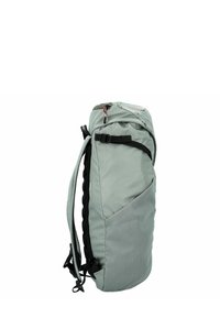 Lichtgrijze rugzak met een gestructureerde, duurzame stof. Voorzien van een oprolbare sluiting, verstelbare zijbanden en een zijvak. Stevig ontwerp.