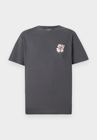 Donkergrijze t-shirt van katoen met korte mouwen. Heeft een roze bloemenafbeelding aan de linkerkant, een ronde kraag en een relaxte pasvorm.