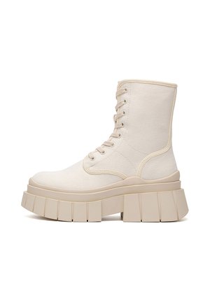 - Botki na platformie