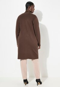 Ulla Popken LONG OPEN FRONT SWEATER - Strickjacke - dark chocolate