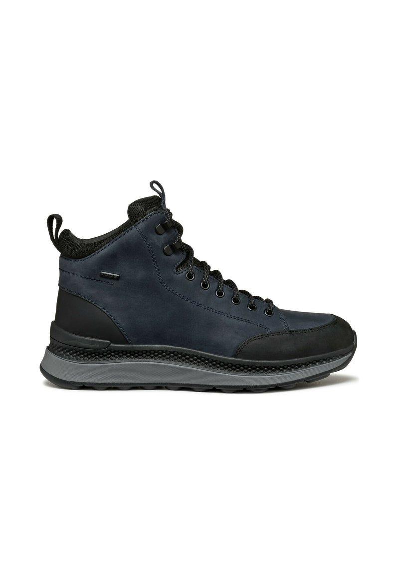 Stivali mezzo alti in pelle blu scuro con accentuazioni in gomma nera, dotati di lacci neri e una suola grigia texture.