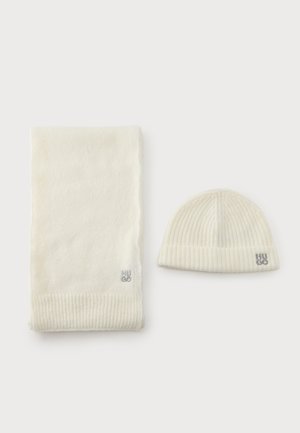 HUGO, SARMI SET - Gorro - open white