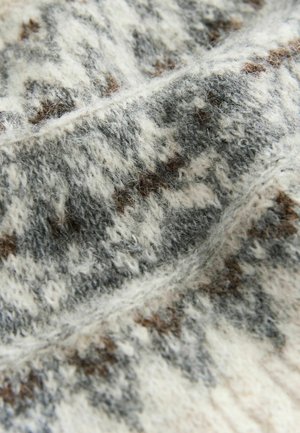 Gestrickter Wollstoff in Hellgrau, Weiß und Braun, mit einer weichen Textur, gesprenkeltem Muster und sichtbaren Stichdetails.