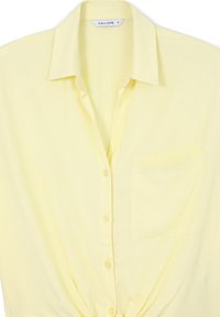Chemise jaune clair à boutons avec col, une poche poitrine unique et un détail noué à la taille. Texture de tissu lisse et design simple.