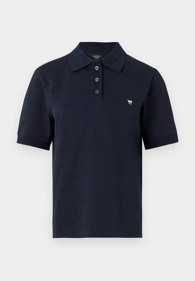 Marineblå polo skjorte i bomull, med en to-knaps placket, flat krage og en liten logo aksent på brystet. Korte ermer.