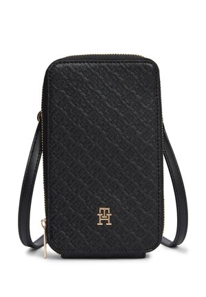 Sort tekstureret læder crossbody telefonpung med guld lynlås og lille gyldent initiallogo foran.