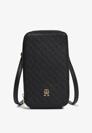 Sort tekstureret læder crossbody telefonpung med guld lynlås og lille gyldent initiallogo foran.