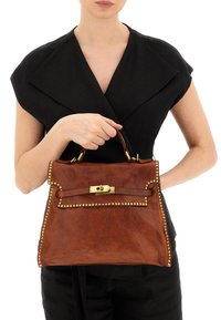 Borsa a tracolla in pelle marrone dal design strutturato, con dettagli in borchie d'oro lungo i bordi e una chiusura in oro sulla parte anteriore.