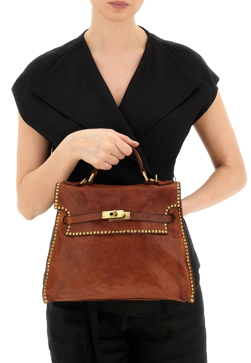 Borsa a tracolla in pelle marrone dal design strutturato, con dettagli in borchie d'oro lungo i bordi e una chiusura in oro sulla parte anteriore.