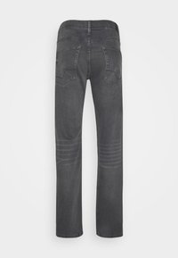 Jeans de mezclilla gris con un diseño de pierna recta, que presentan bolsillos traseros cosidos y patrones de desvanecimiento sutil a lo largo de los muslos.
