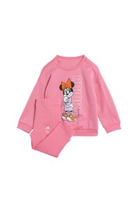 Rosa sweatshirt och matchande byxor i mjuk, elastisk viktigt. Har ett tryck av en tecknad karaktär och kontrasterande orange sneakers.