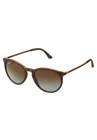 Óculos de sol em padrão tartaruga marrom com formato de olho de gato, lentes gradientes e finos detalhes dourados nas hastes. Estrutura leve em plástico.