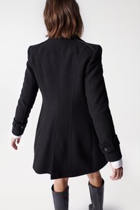Manteau en mélange de laine noir avec une coupe ajustée, tissu texturé et poignets boutonnés. La vue arrière met en valeur la coupe avec des coutures verticales.