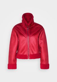 Veste courte en cuir rouge avec un col montant, des accents en peau lainée au niveau du col et des poignets, et une fermeture éclair frontale.