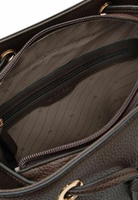 Bruine handtas van getextureerd leer met hardware in goudkleur, voorzien van een ritssluiting aan de voorkant en een gevoerde binnenkant met een subtiel patroon.