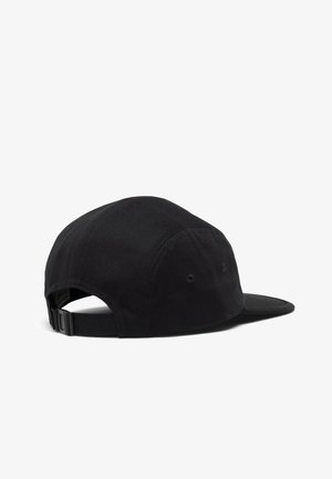 Casquette de baseball noire en coton, dotée d'un bord courbé, d'une sangle réglable à l'arrière et d'œillets pour la ventilation.