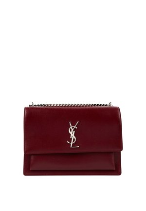 Mørkerød læder designer håndtaske med sølv YSL-logo og sølvkæde strop på hvid baggrund.