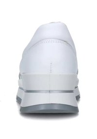 Scarpa sportiva bianca con tomaia in pelle liscia e suola imbottita con striscia di accento grigia. La vista posteriore evidenzia il design del tallone arrotondato.