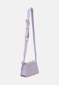Tommy Jeans ITEM CROSSOVER - Keresztpántos táska - lavender flower