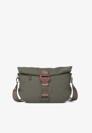 Sac bandoulière vert olive avec bandoulière réglable, fermeture par boucle centrale rouge atténué, et logo « KCB » embossé à l'avant.