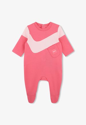 Roze baby romper met lange mouwen, ingebouwde voetjes, lichtroze diagonale streep en een klein zakje met een "BOSS" label op de borst.
