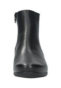 Bottine noire en cuir lisse avec un bout arrondi, fermeture éclair latérale et une semelle en caoutchouc plate et basse. Design minimaliste.