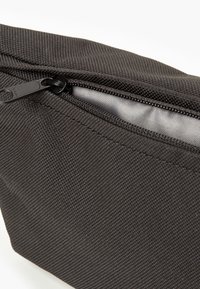 Levi's® SMALL BANANA SLING HEADLINE LOGO UNISEX - Diržinis krepšelis - regular black