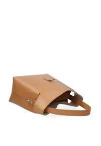 Borsa a tracolla in pelle color cuoio con forma strutturata, dotata di una singola tracolla, chiusura magnetica e elementi di design minimalisti.