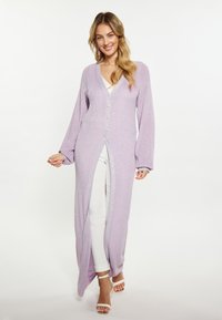 Cardigan lungo di lavanda realizzato in tessuto testurizzato, con scollo a V, chiusura con bottoni e maniche ampie, dotato di uno spacco frontale.