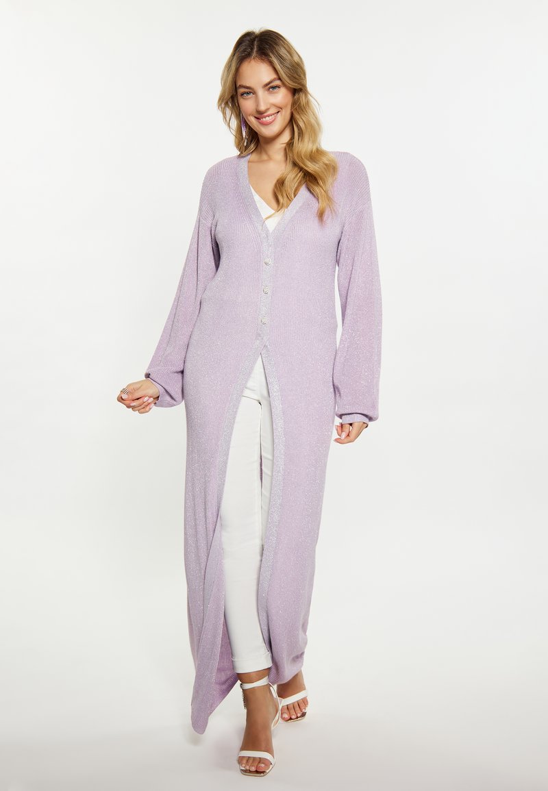 Cardigan lungo di lavanda realizzato in tessuto testurizzato, con scollo a V, chiusura con bottoni e maniche ampie, dotato di uno spacco frontale.