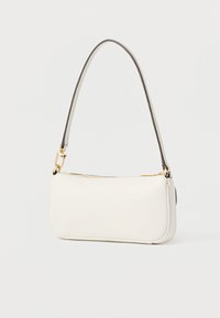 Bolso de hombro de cuero blanco con un acabado suave y texturizado y un diseño delgado. Cuenta con herrajes dorados y una correa desmontable.