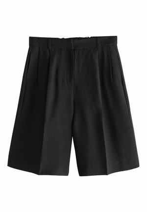 Fekete, magas derekú, szabott rövidnadrág övhurkokkal, oldalzsebekkel és elöl pliszírozott részletekkel, fehér háttéren bemutatva.