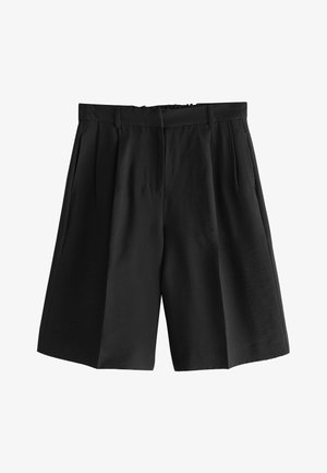 Fekete, magas derekú, szabott rövidnadrág övhurkokkal, oldalzsebekkel és elöl pliszírozott részletekkel, fehér háttéren bemutatva.