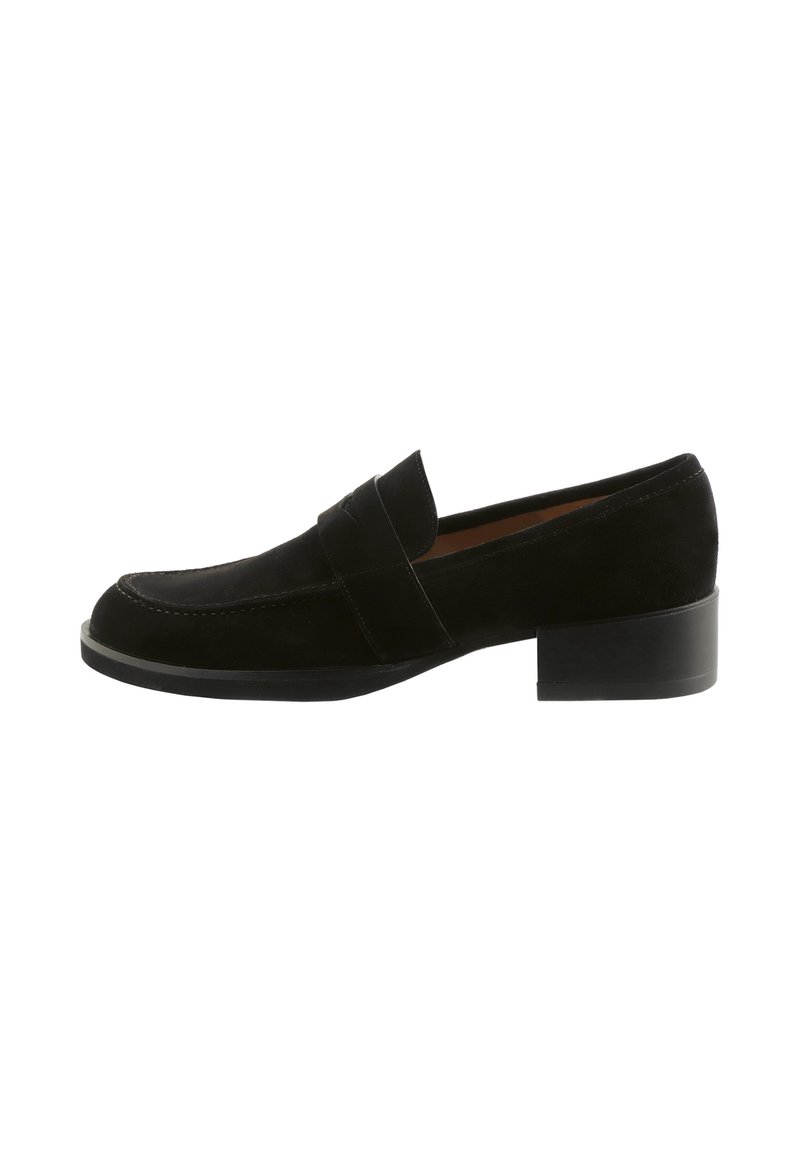 Czarne zamszowe loafersy z niskim blokowym obcasem, z gładkim paskiem z przodu i detalem przeszycia wzdłuż palców. Prosty, minimalistyczny design.