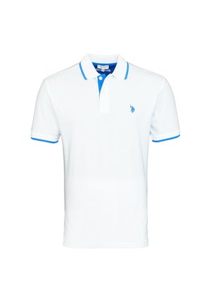 Weißes kurzärmeliges Poloshirt mit blauen Paspeln am Kragen und an den Ärmeln, blauer Knopfleiste und kleinem, blau besticktem Logo auf der Brust.